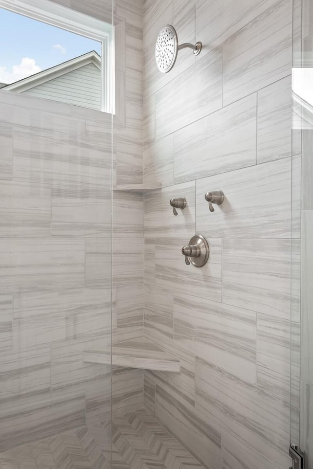 bathroom featuring a tile shower