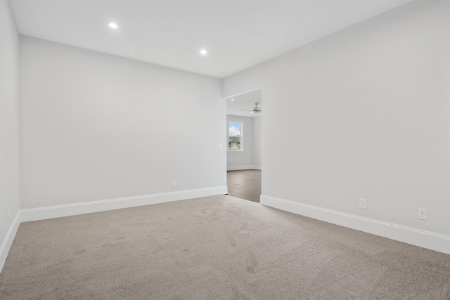 carpeted empty room featuring ceiling fan