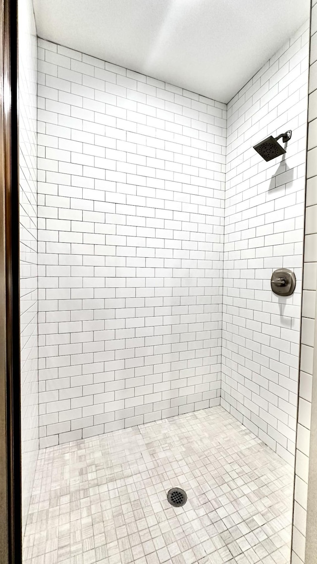 bathroom featuring a tile shower