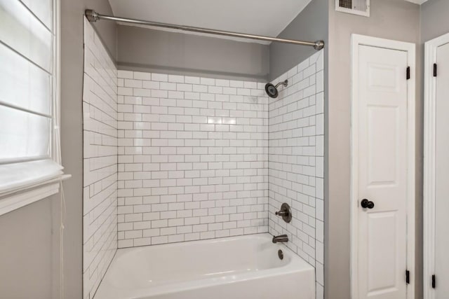 bathroom with tiled shower / bath