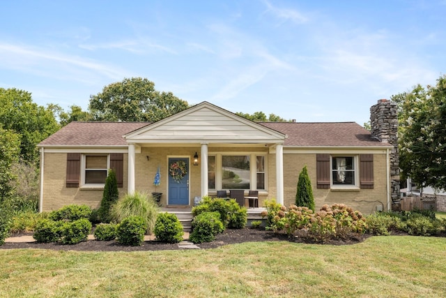 view of front of property featuring a front lawn and covered porch