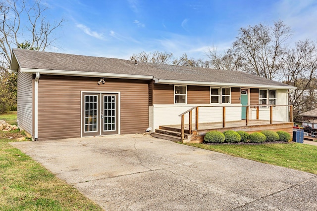 view of front of home with a porch and a front yard