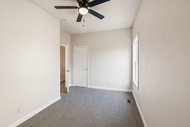 carpeted empty room featuring ceiling fan