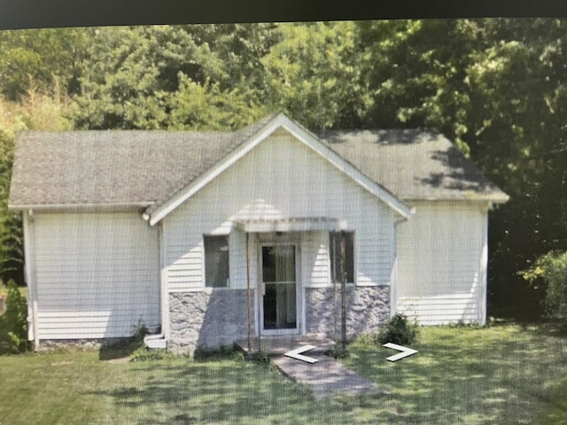 view of front of home featuring a front yard