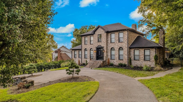 view of front of property with a front lawn