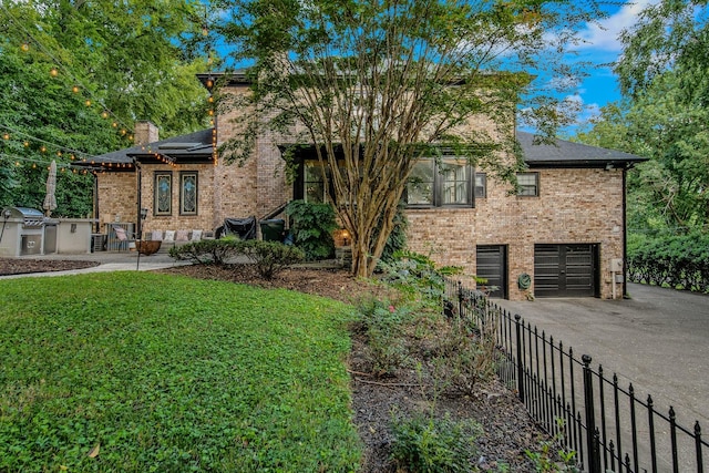 view of front facade featuring a garage and a front lawn