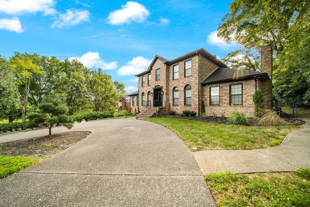 view of front facade with a front yard