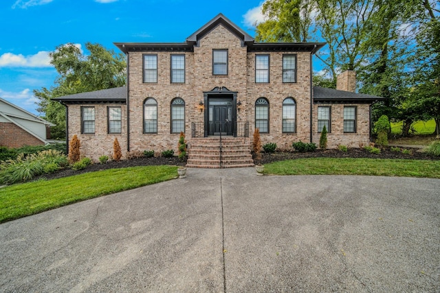 view of front facade with a front yard