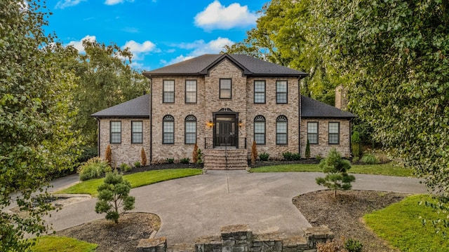 view of front of home featuring a front lawn