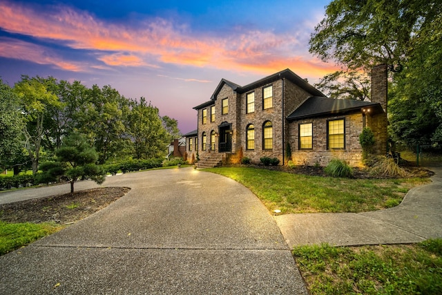 view of front of property featuring a lawn