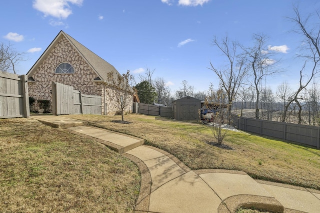 view of yard featuring a shed