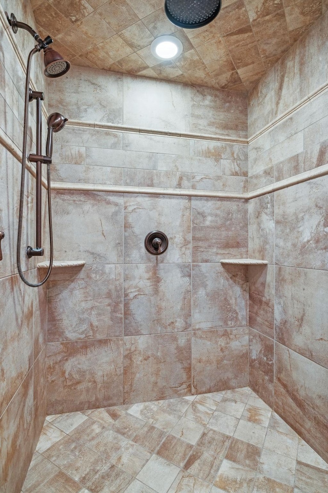 bathroom featuring a tile shower