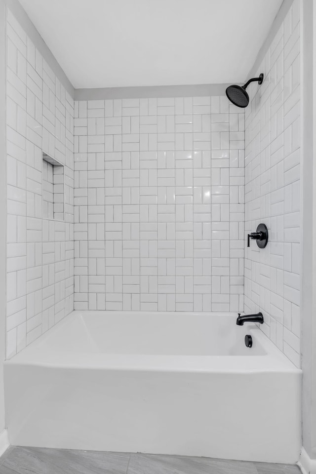 bathroom with tiled shower / bath