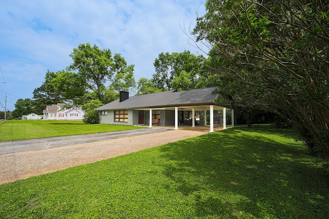 view of front of house featuring a front yard and a carport