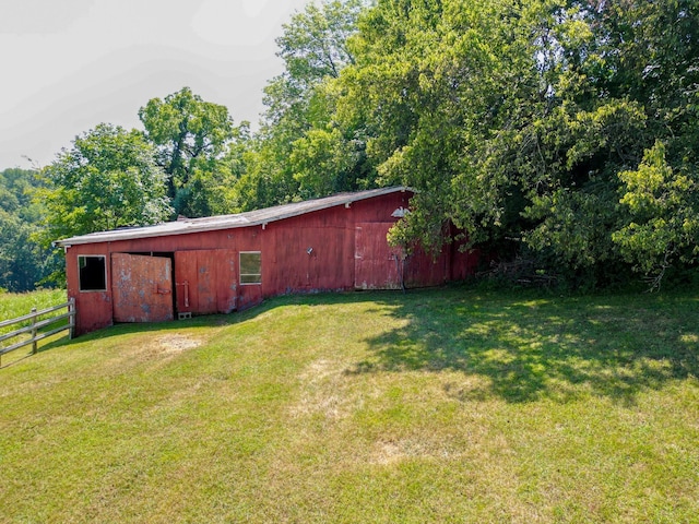 view of yard featuring an outbuilding