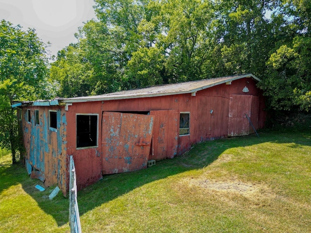 view of outdoor structure with a yard