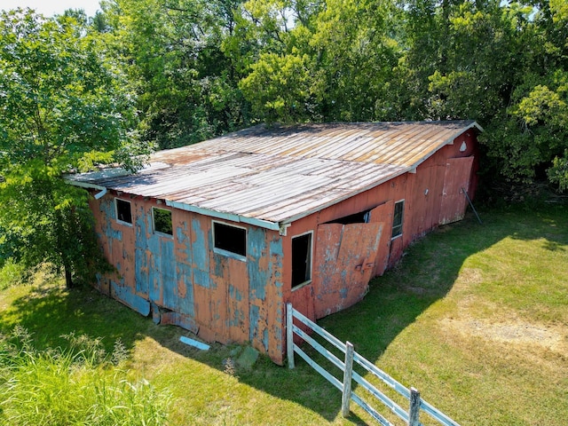 view of outdoor structure featuring a yard