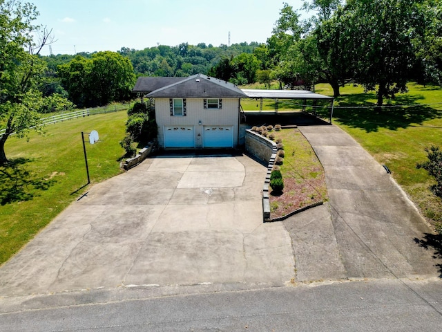 view of front of property featuring a front lawn and a garage