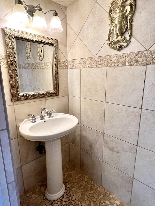 bathroom featuring tile walls