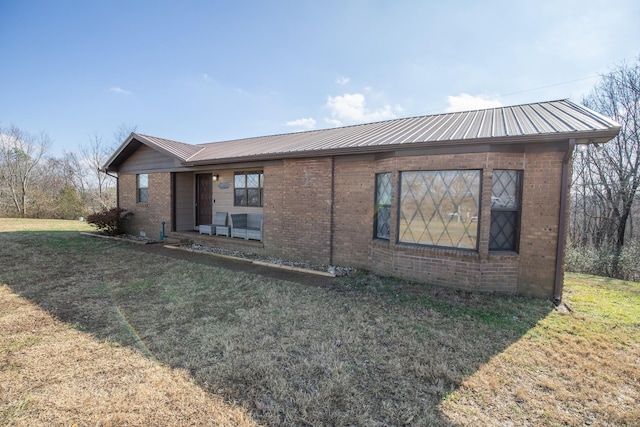 view of front of property with a front lawn