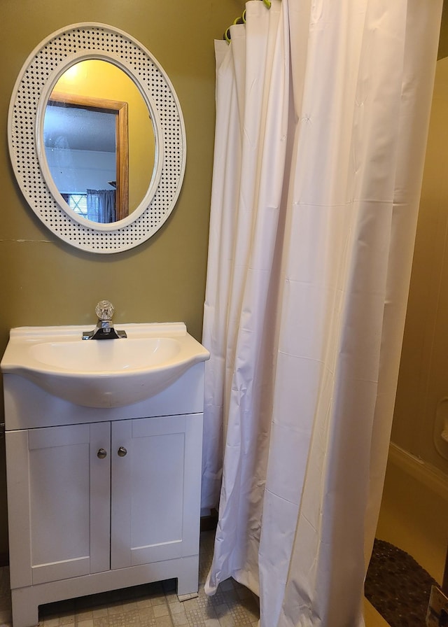 bathroom featuring a shower with shower curtain and vanity