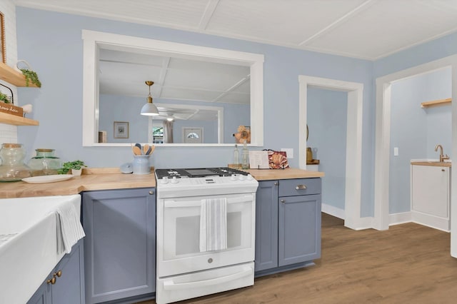 kitchen with open shelves, gray cabinetry, dark wood-type flooring, baseboards, and white gas range oven