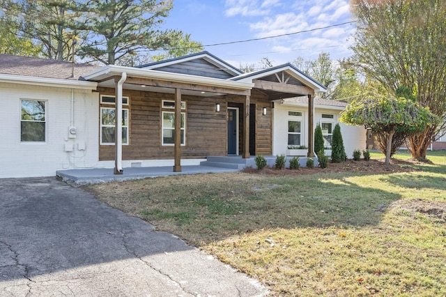 view of front of house featuring a front lawn and covered porch