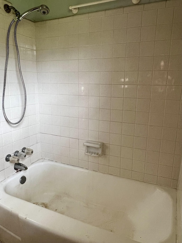 bathroom featuring tiled shower / bath combo