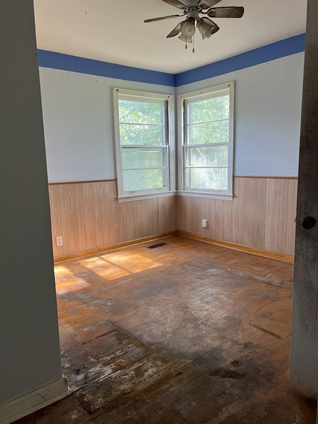 empty room featuring ceiling fan