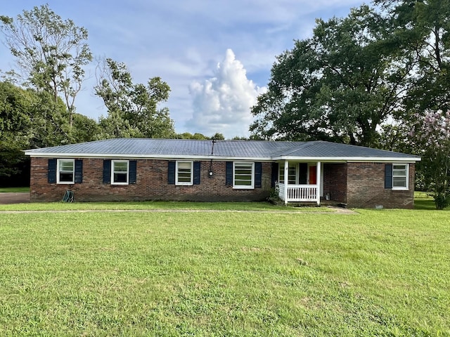 ranch-style house with covered porch and a front yard