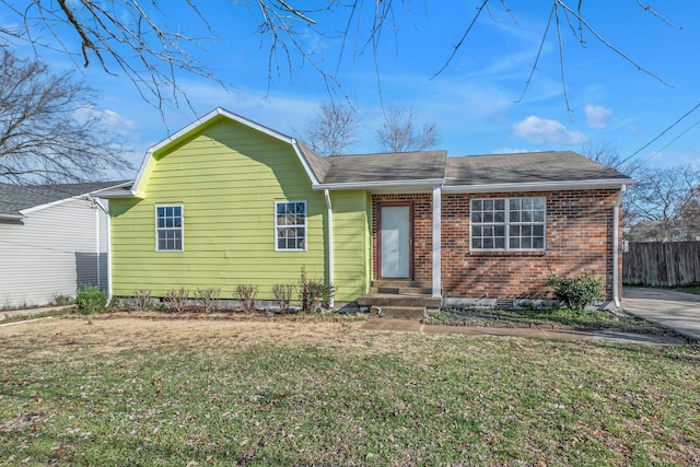 view of front of property featuring a front yard