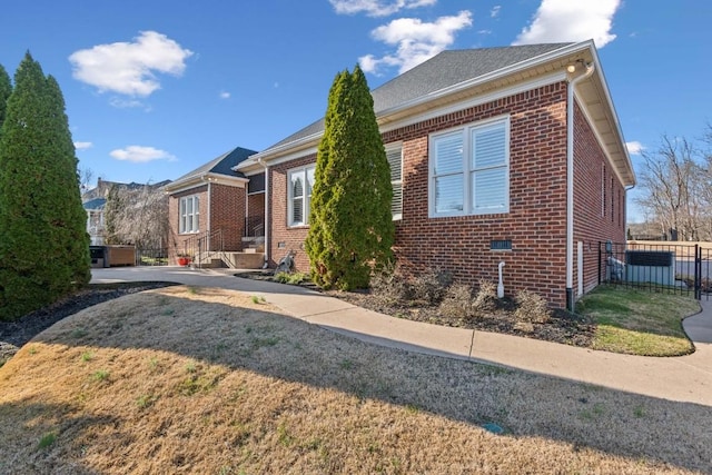 view of front of house featuring a front yard