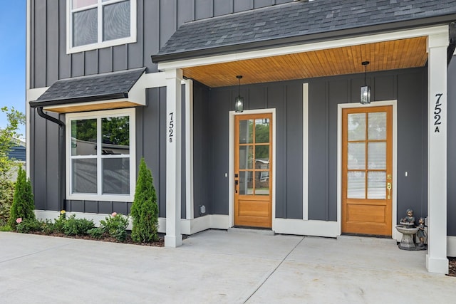 property entrance featuring a porch