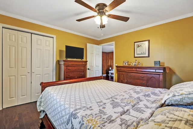 bedroom featuring dark hardwood / wood-style flooring, ceiling fan, a closet, and ornamental molding