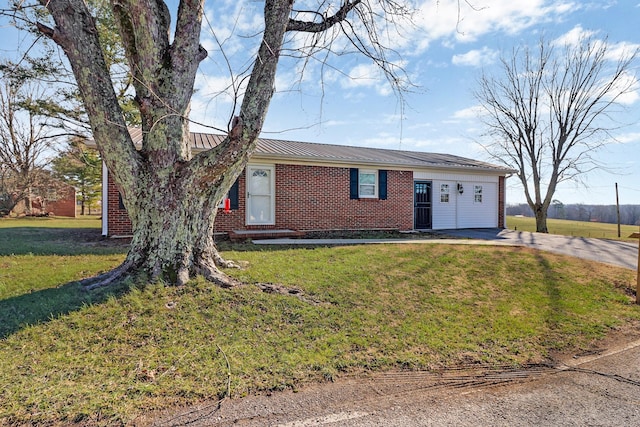 ranch-style home featuring a front lawn