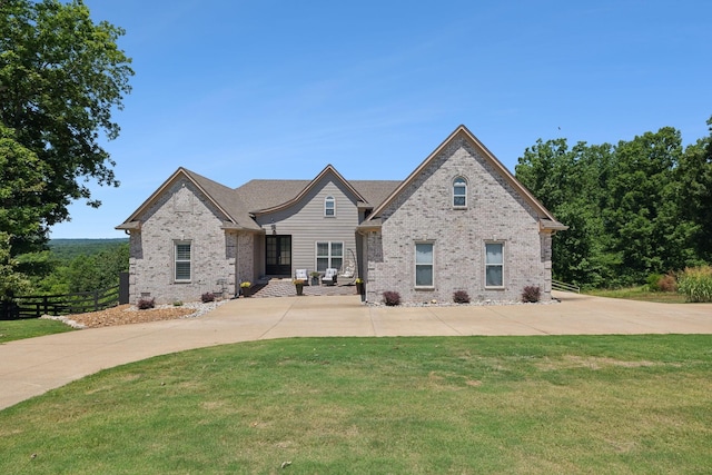 view of front of house featuring a front lawn