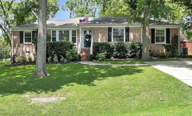 ranch-style house featuring a front lawn