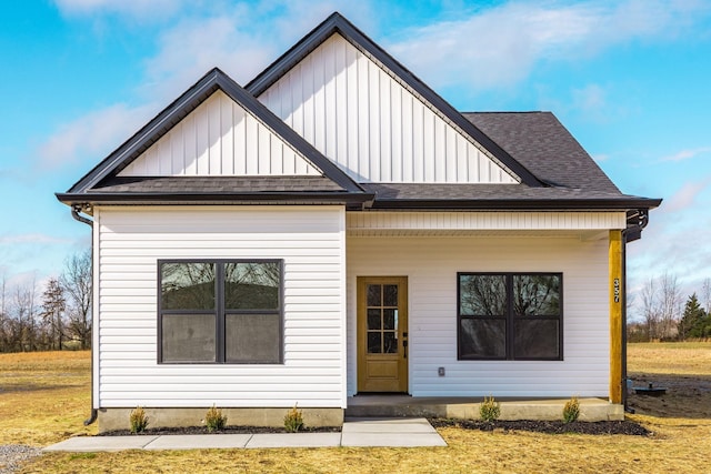 view of front of house featuring a porch and a front lawn