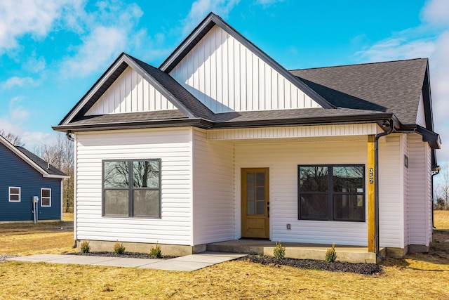 view of front of house featuring a porch and a front lawn