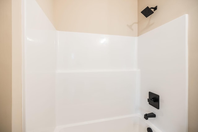 bathroom with bathtub / shower combination