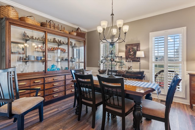 dining room with dark wood-type flooring, crown molding, and a notable chandelier