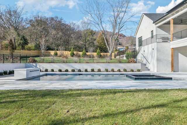 view of swimming pool featuring ceiling fan and a lawn