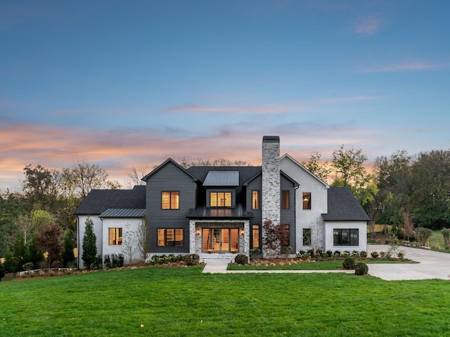 view of front of home featuring a lawn