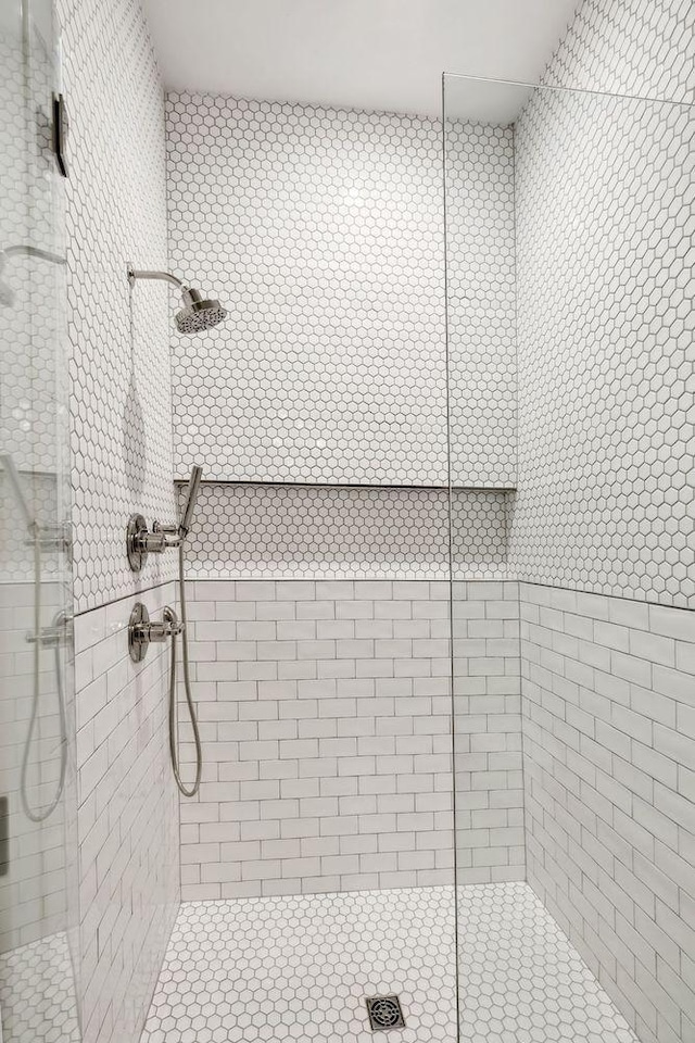 bathroom featuring a tile shower