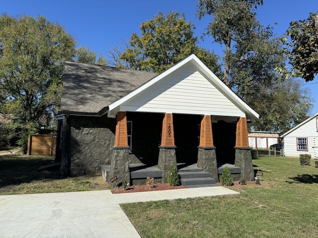 view of front facade with a front yard