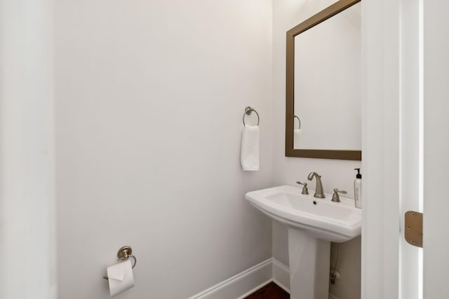 bathroom featuring sink