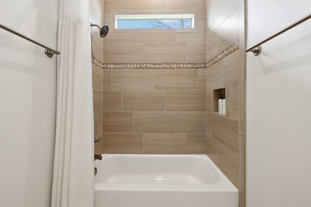 bathroom with tiled shower / bath combo