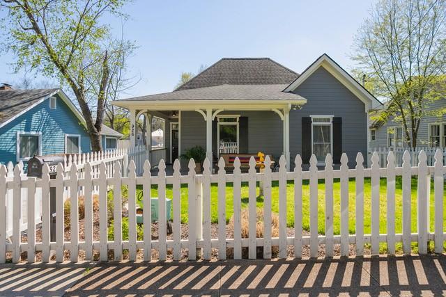 view of front of property featuring covered porch and a front yard