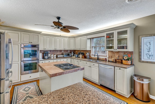 kitchen featuring tasteful backsplash, sink, a center island, and stainless steel appliances