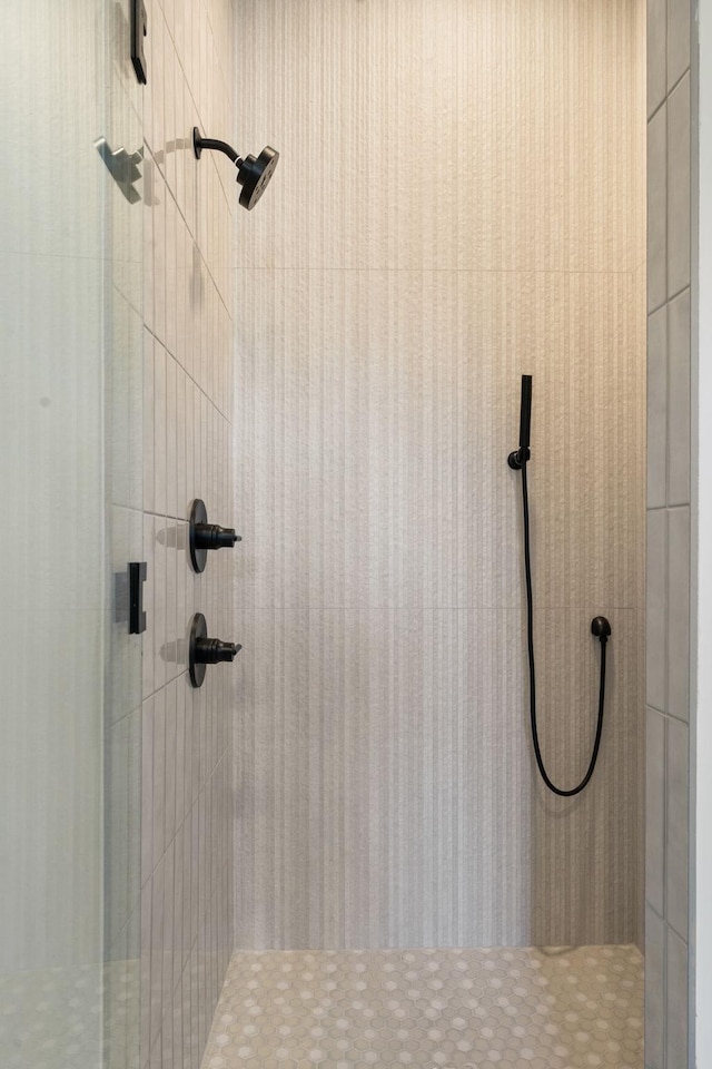 bathroom featuring a tile shower